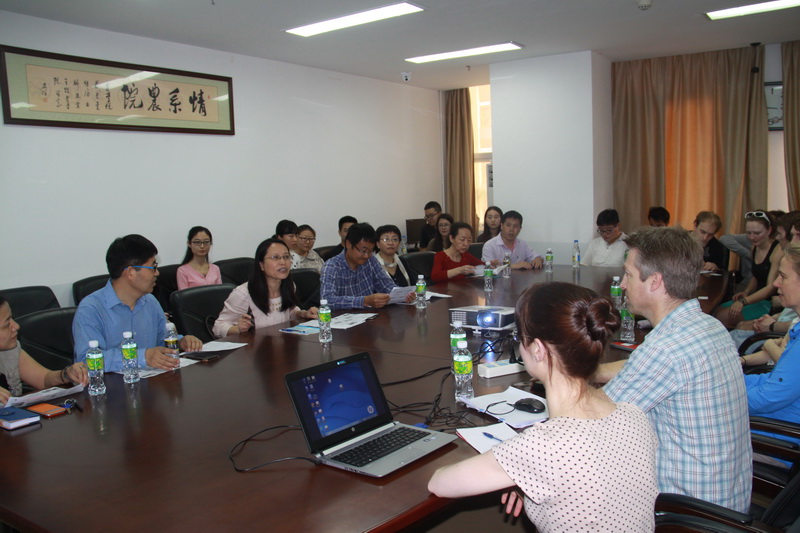 39f8afdb980b83c4571f436cb92c2fec.jpg 座谈交流.jpg