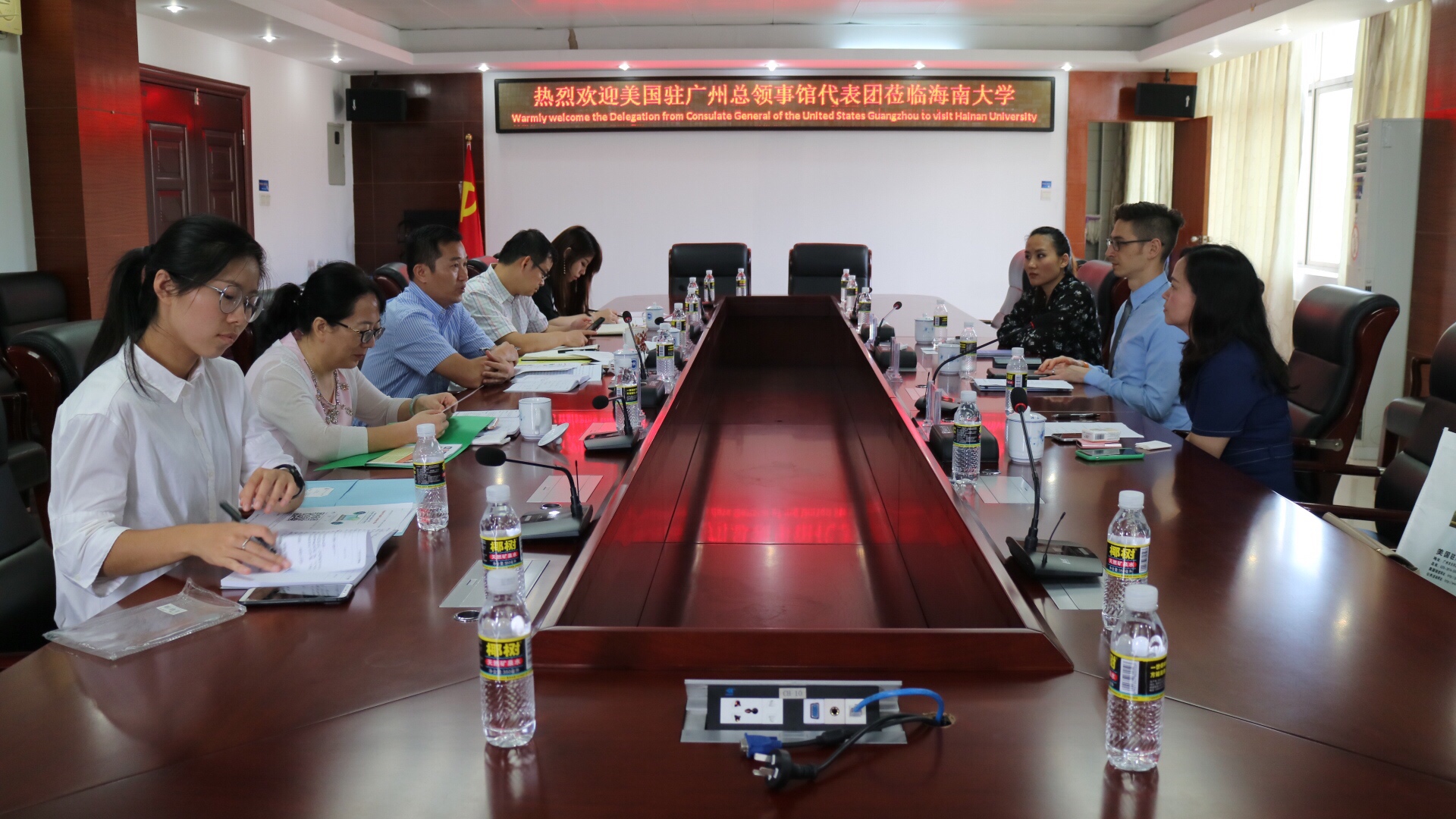 1c983bb6c02750647df471a3d0045ead.jpg 座谈会现场.jpg