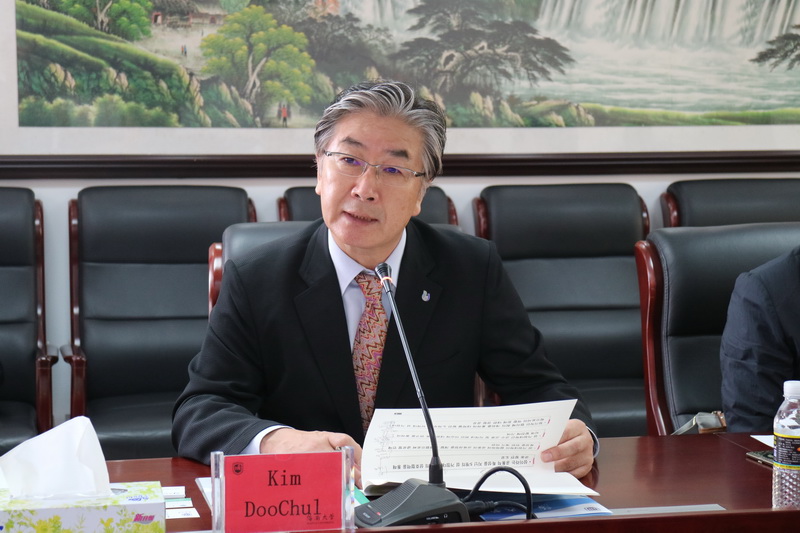 efc4049b37e33e9a64e3943d7a18cf54.jpg Kim DooChul副校长.jpg