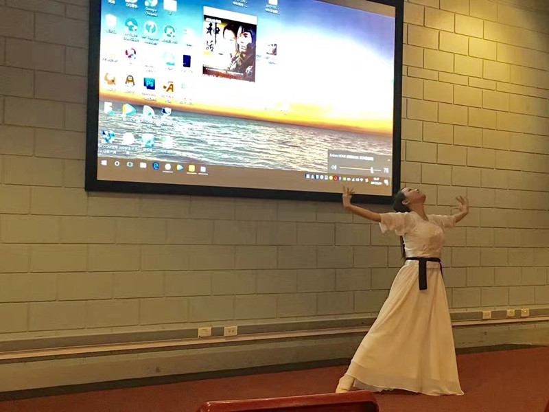 6. 孔院老师陈议庭表演中国古典舞.jpg